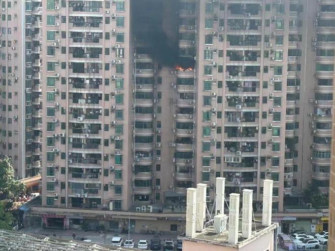 广州海珠金碧花园突发火灾冒出浓烟已扑灭！一被困人员送医